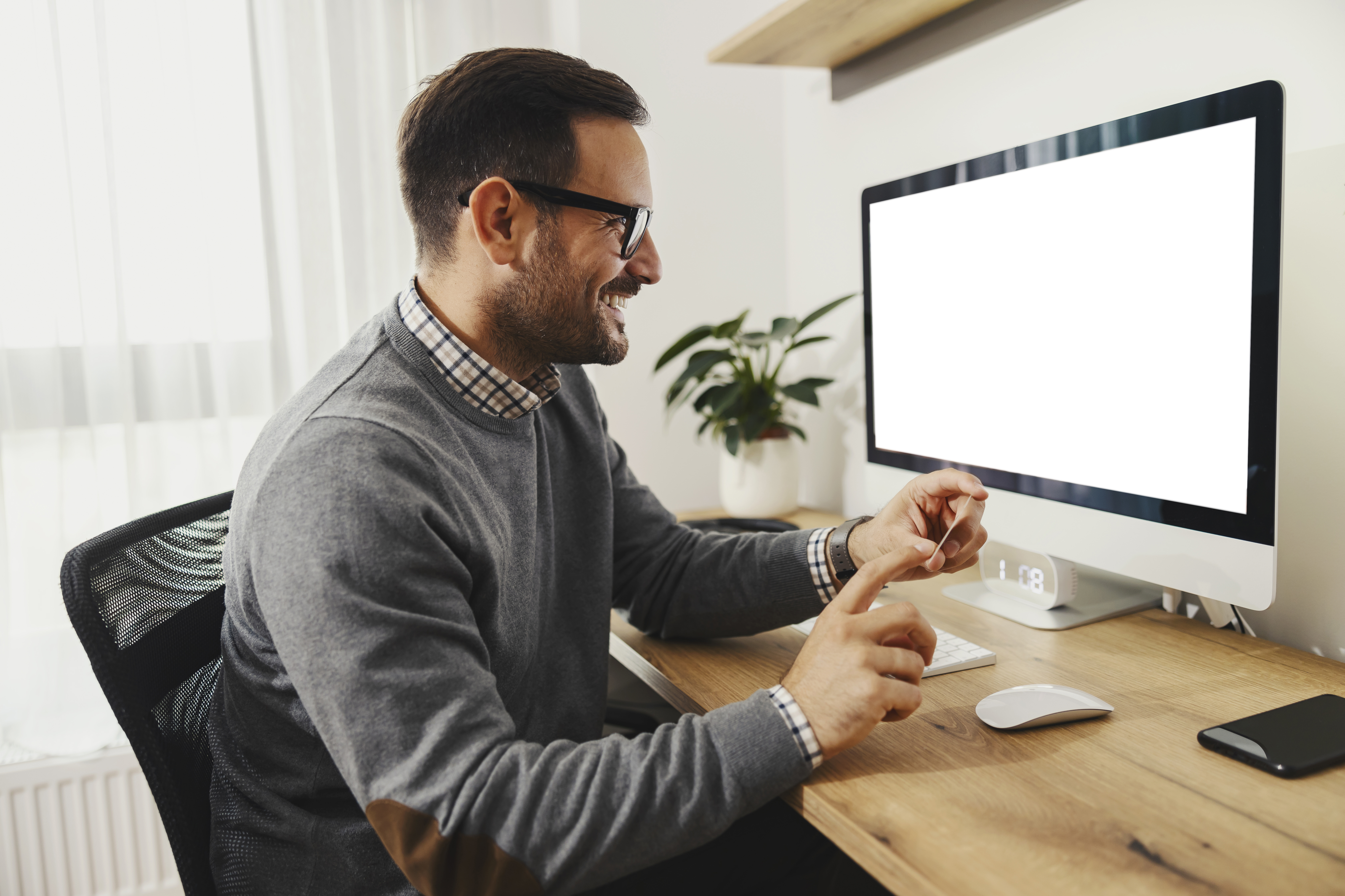 Editor de vídeo trabalhando em timeline profissional